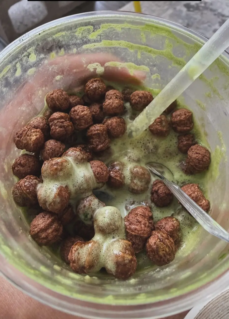 Matcha con topping de cereal de chocolate, visto desde arriba